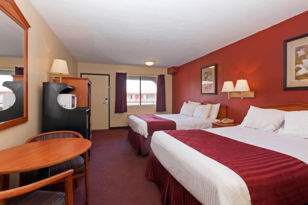 Queen Room with Two Queen Beds - Non-Smoking interior